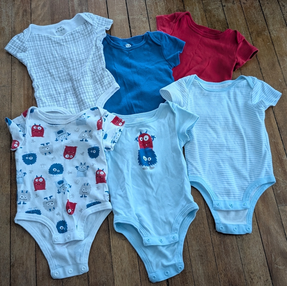 Bundle of 6 onesies